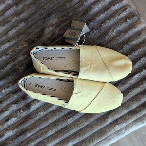 NWT Toms, Sz 8 In Banana Yellow